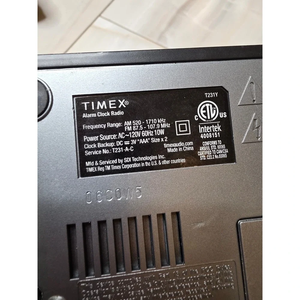 Timex T231Y Dual Alarm Clock Radio AM FM Silver Black Digital Display Snooze‎ F3